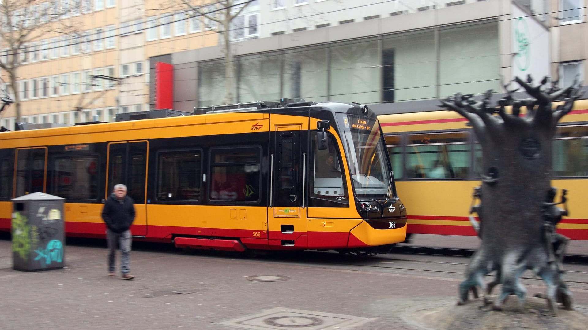 Trambahnzug: Polizei sucht nach drei Männern, die an Board eine vermeintliche Waffe transportiert haben.