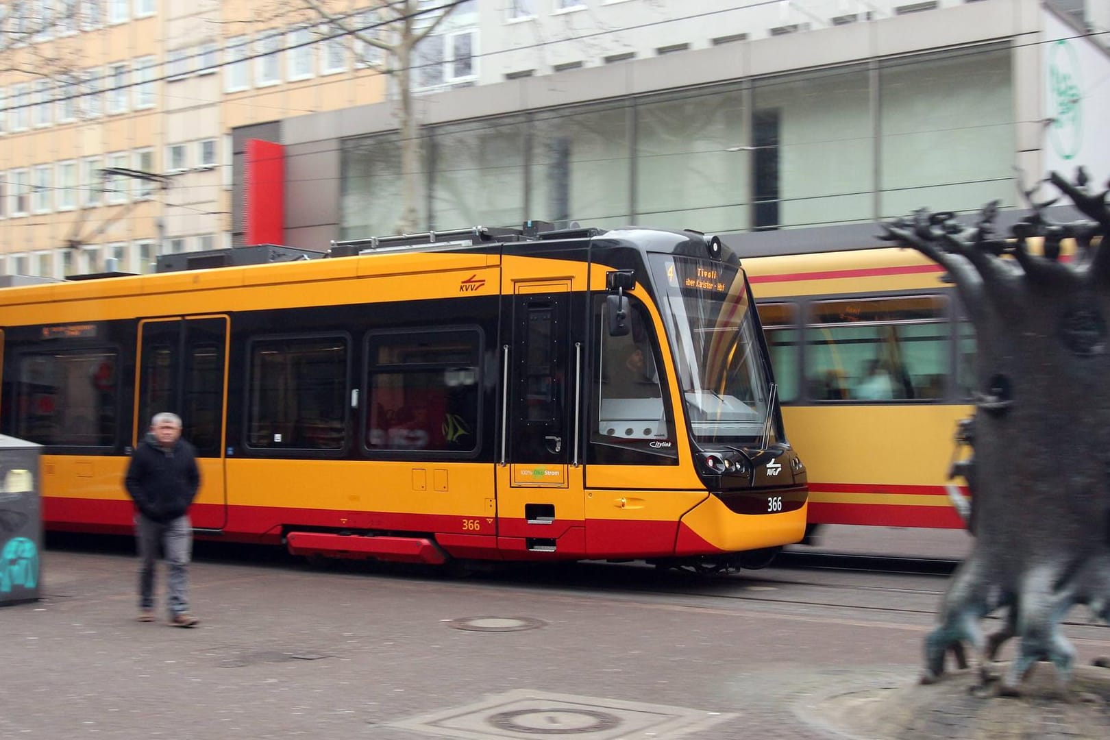 Trambahnzug: Polizei sucht nach drei Männern, die an Board eine vermeintliche Waffe transportiert haben.