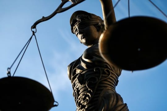 Rechtsstreit: Verursacht ein Autofahrer mit überhöhter Geschwindigkeit einen Unfall, muss er Mitfahrern unter Umständen Schmerzensgeld für ihre Verletzungen zahlen.