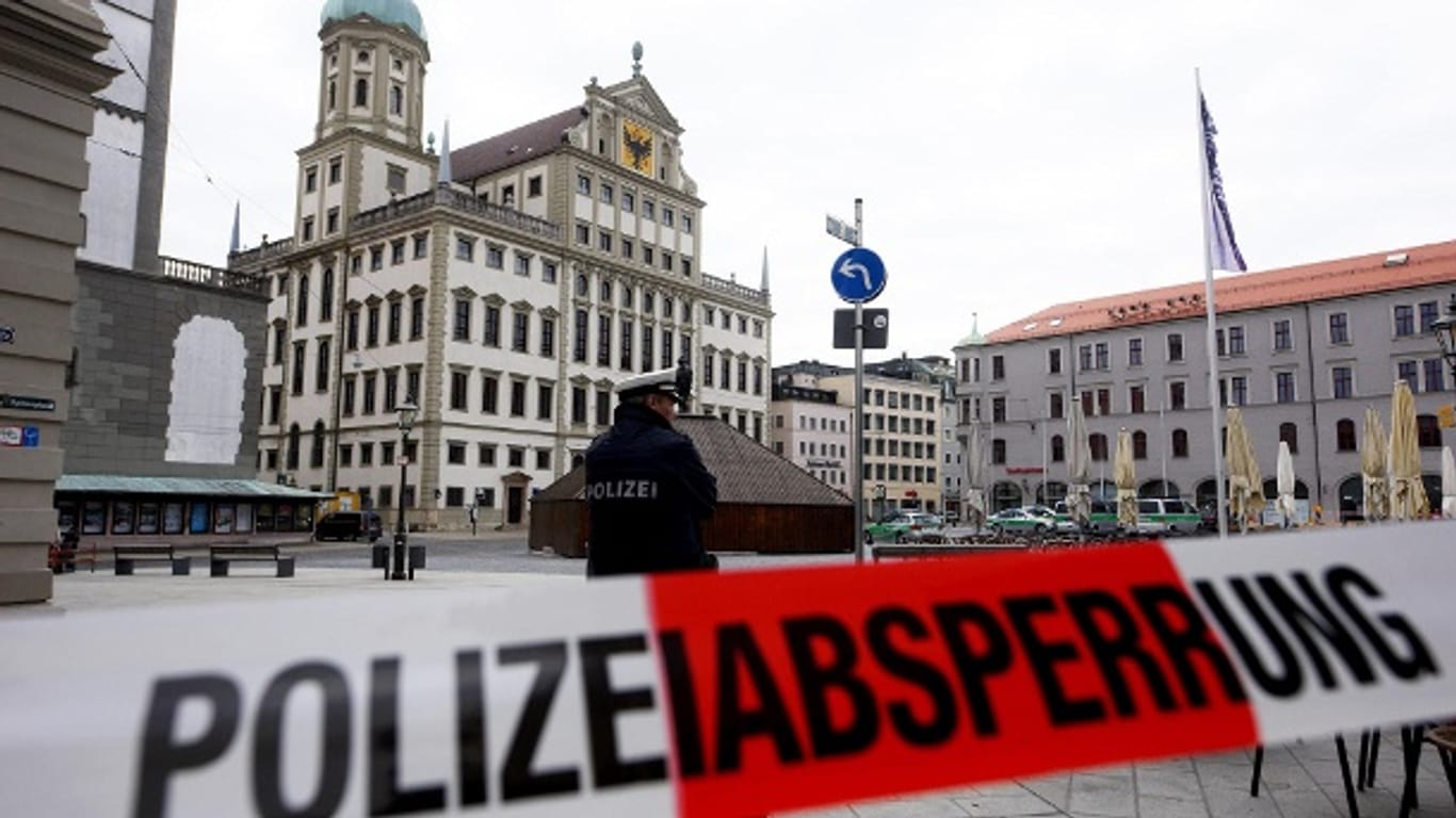 Gesperrte Plätze: Wie hier in Augsburg wurden in Dutzenden deutschen Städten nach Bombendrohungen des "Staatsstreichorchesters" schon öffentliche Gebäude geräumt. Gefunden wurde nie etwas.
