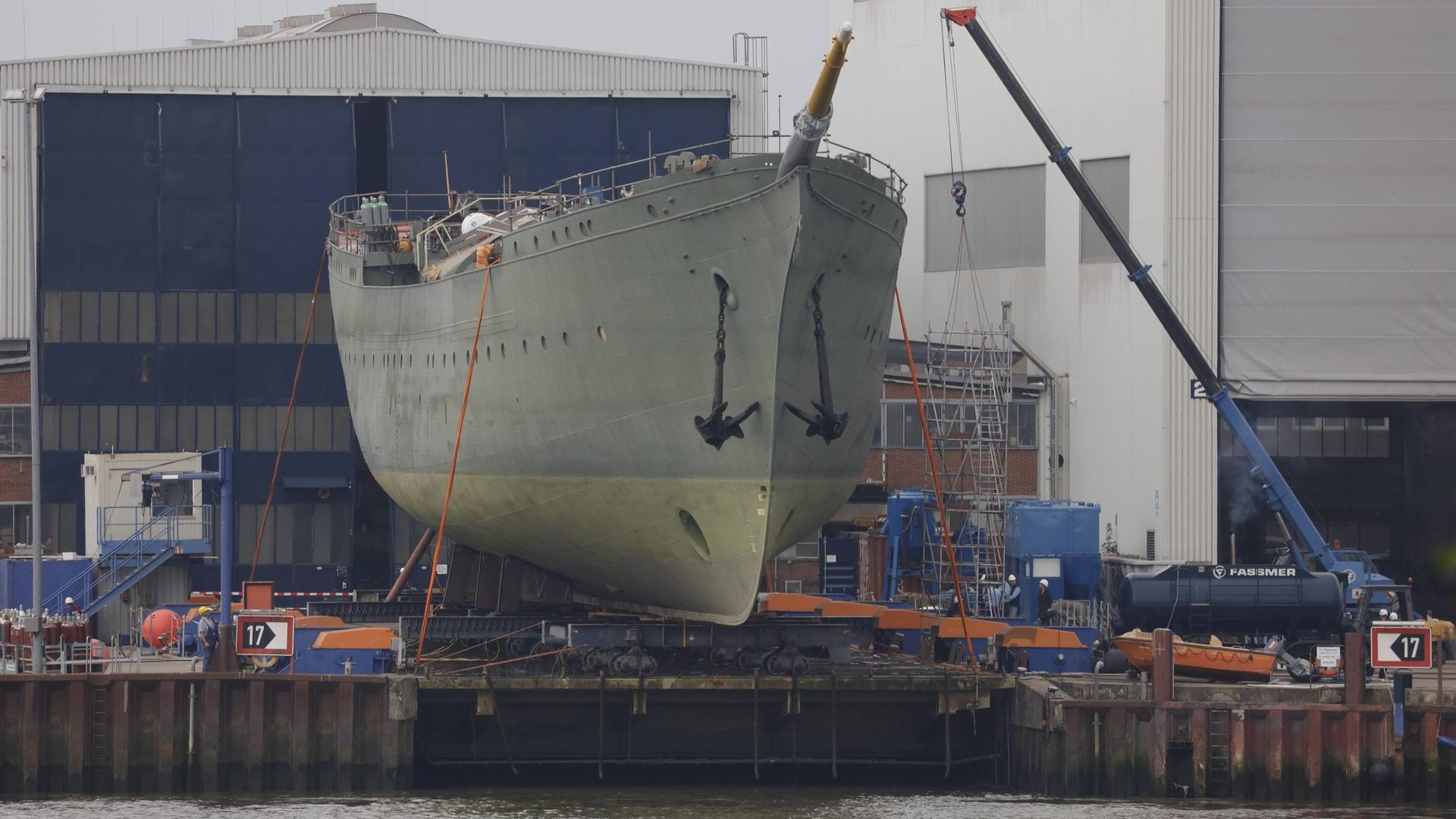 Der Rumpf der "Gorch Fock" auf dem Weg ins Trockendock: Die Kosten für die Sanierung sind von ursprünglich 10 Millionen auf 135 Millionen Euro gestiegen.