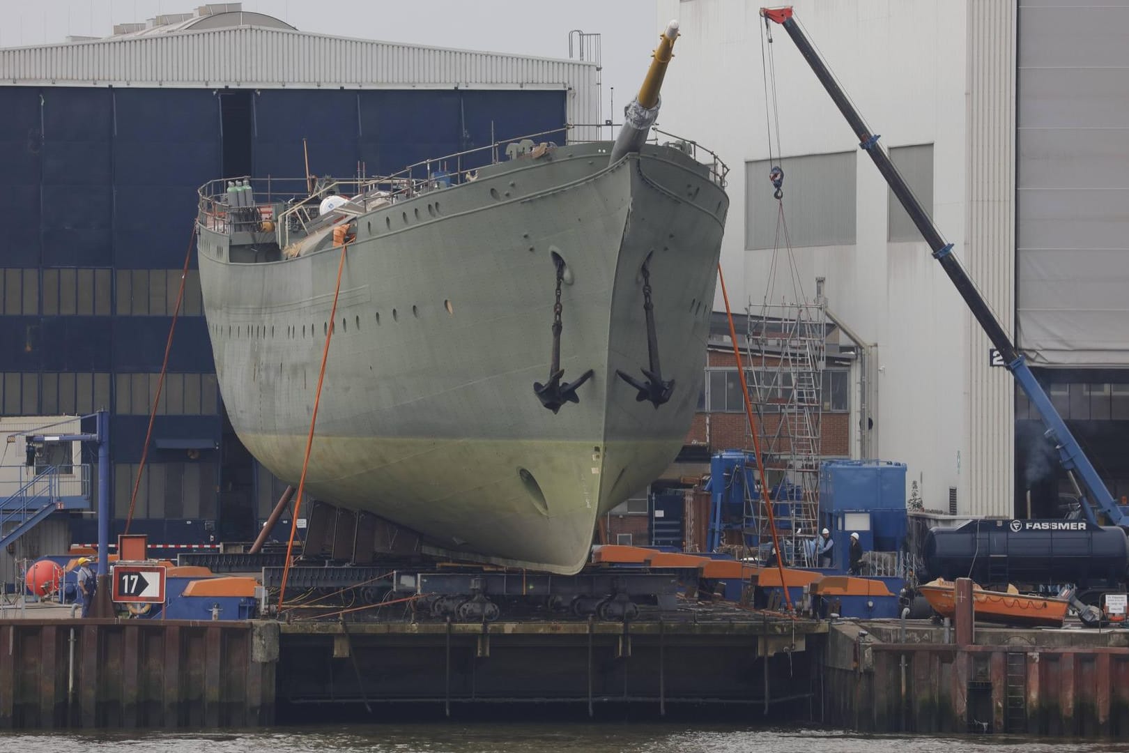 Der Rumpf der "Gorch Fock" auf dem Weg ins Trockendock: Die Kosten für die Sanierung sind von ursprünglich 10 Millionen auf 135 Millionen Euro gestiegen.