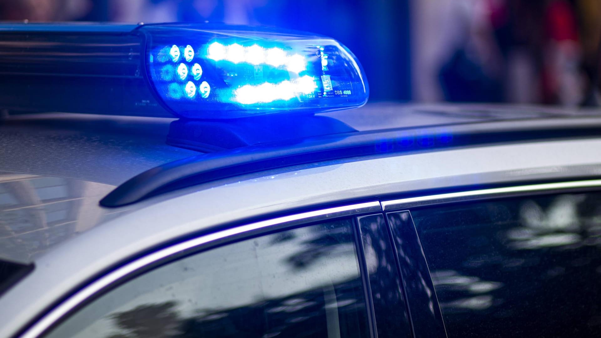 Blaulicht eines Polizeifahrzeugs: In Mainz hat ein betrunkener Autofahrer einen Unfall gebaut, dann rastete seine Frau aus.