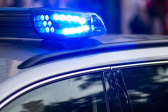 Blaulicht eines Polizeifahrzeugs: In Mainz hat ein betrunkener Autofahrer einen Unfall gebaut, dann rastete seine Frau aus.