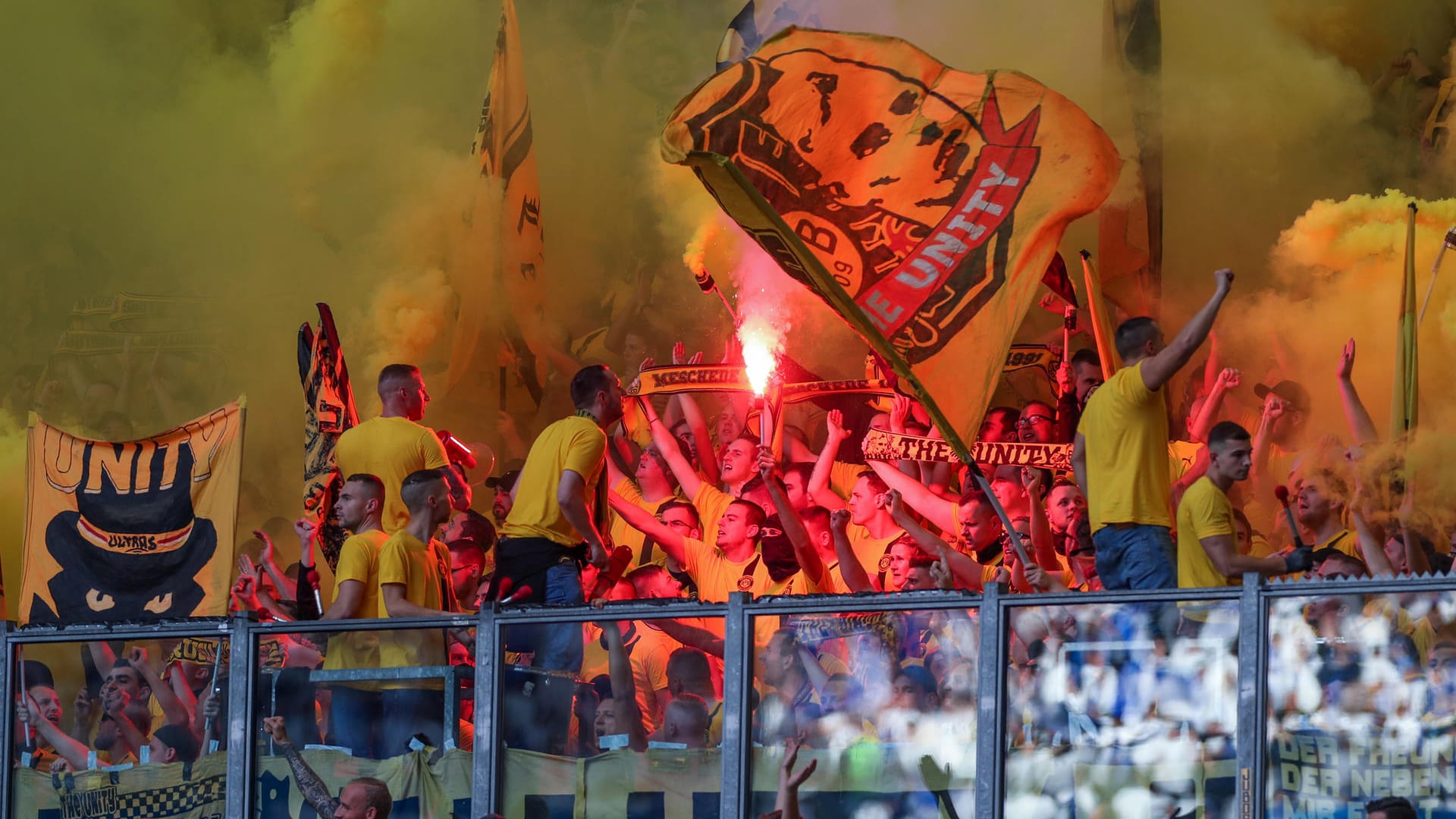 Schon auf der Tribüne kam es zu Fehlverhalten: Das Revierderby von Borussia Dortmund und Schalke 04 endet am Hauptbahnhof in Massenschlägerei.