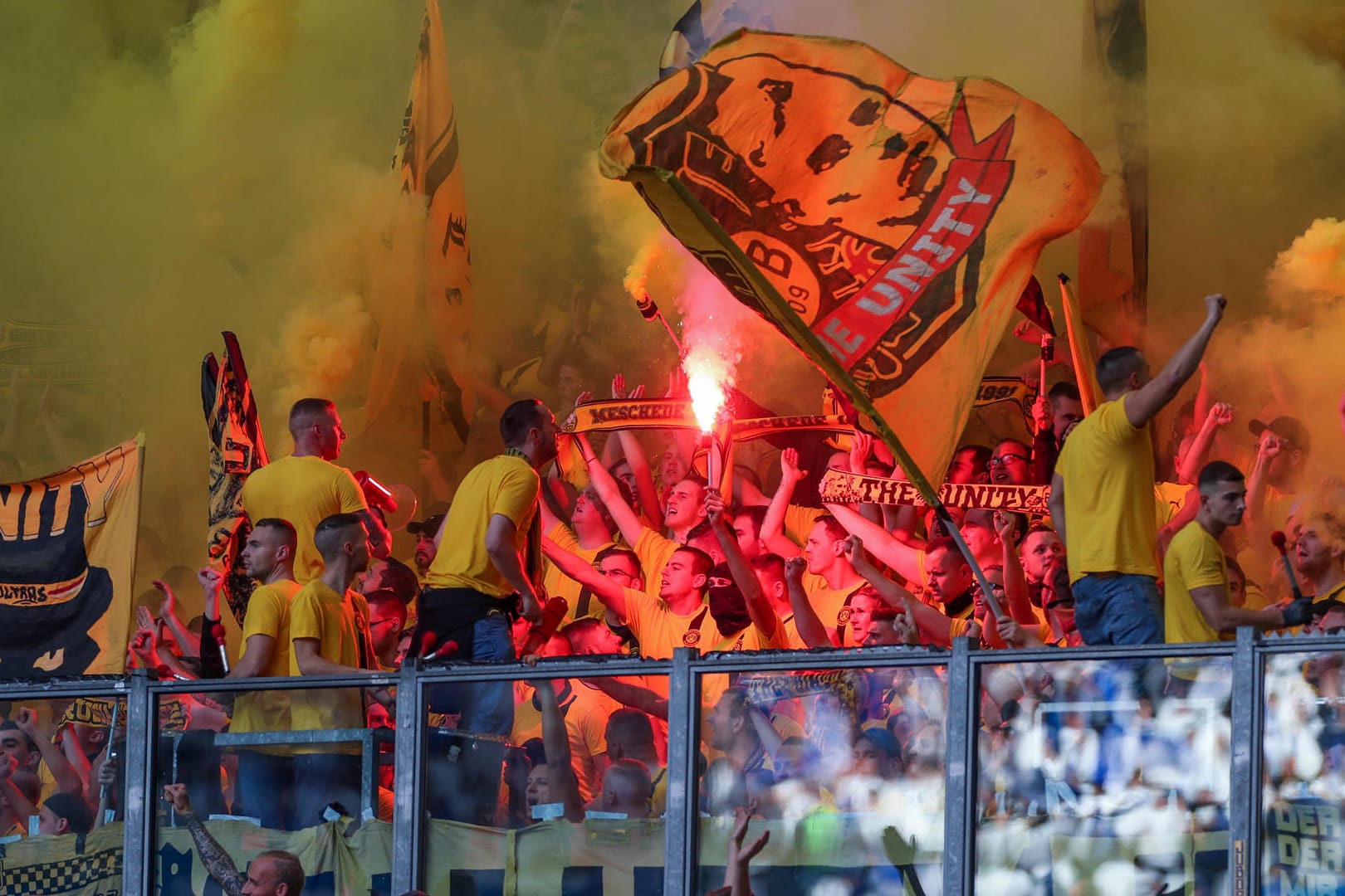 Schon auf der Tribüne kam es zu Fehlverhalten: Das Revierderby von Borussia Dortmund und Schalke 04 endet am Hauptbahnhof in Massenschlägerei.