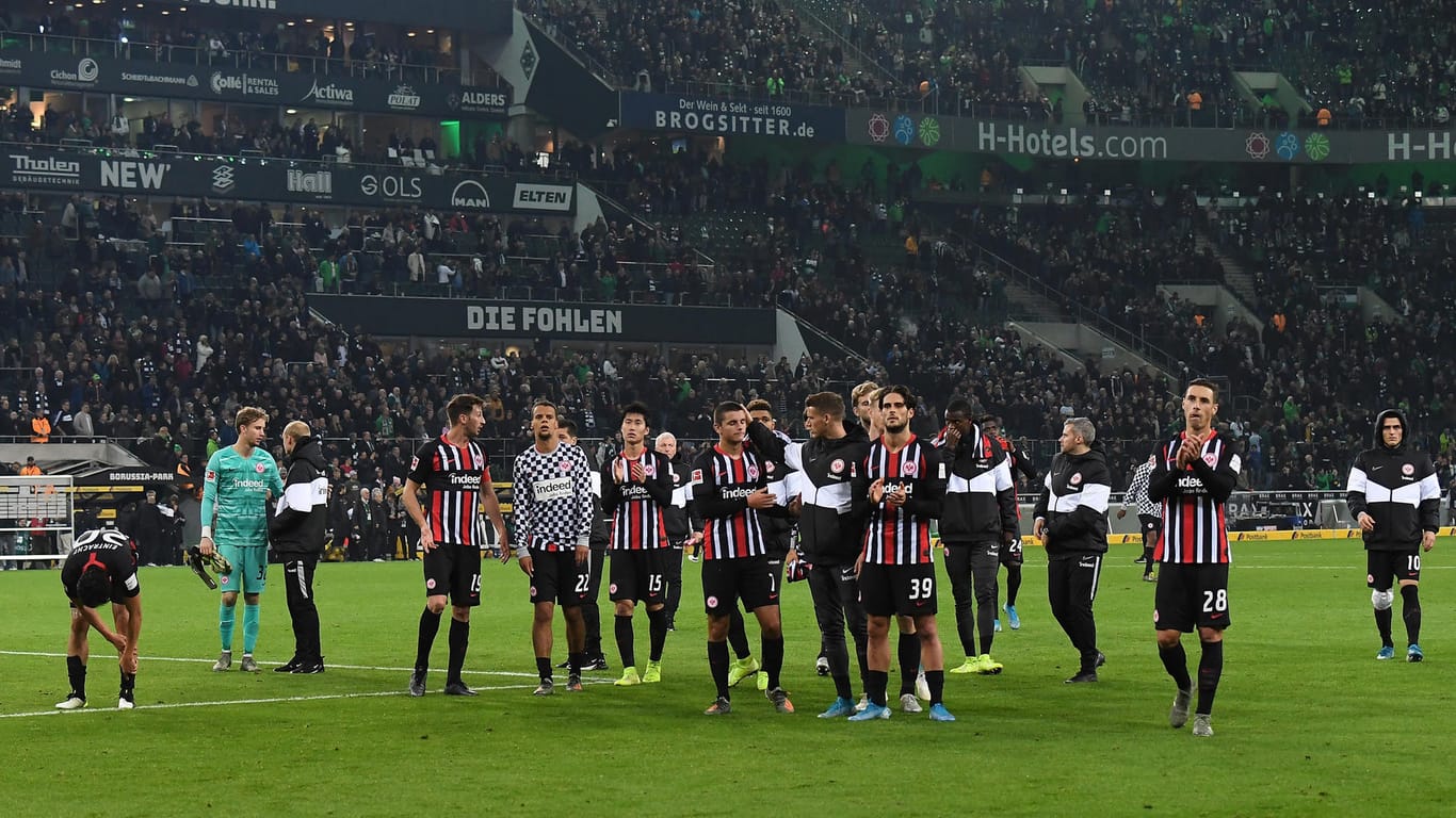 Enttäuschte Frankfurter nach der 2:4-Niederlage gegen Borussia Mönchengladbach: Am Mittwoch muss die SGE beim DFB-Pokal ran.