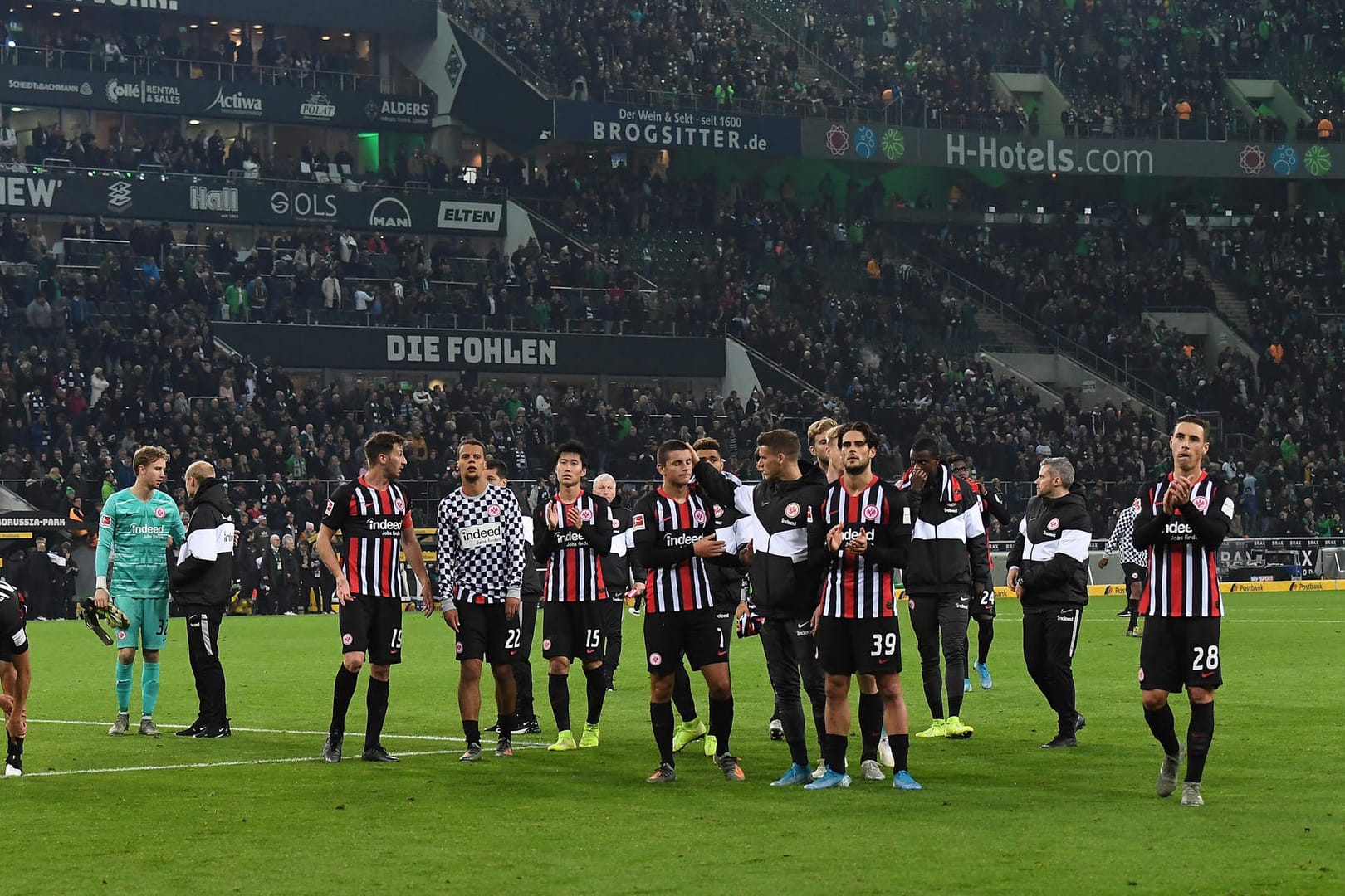 Enttäuschte Frankfurter nach der 2:4-Niederlage gegen Borussia Mönchengladbach: Am Mittwoch muss die SGE beim DFB-Pokal ran.