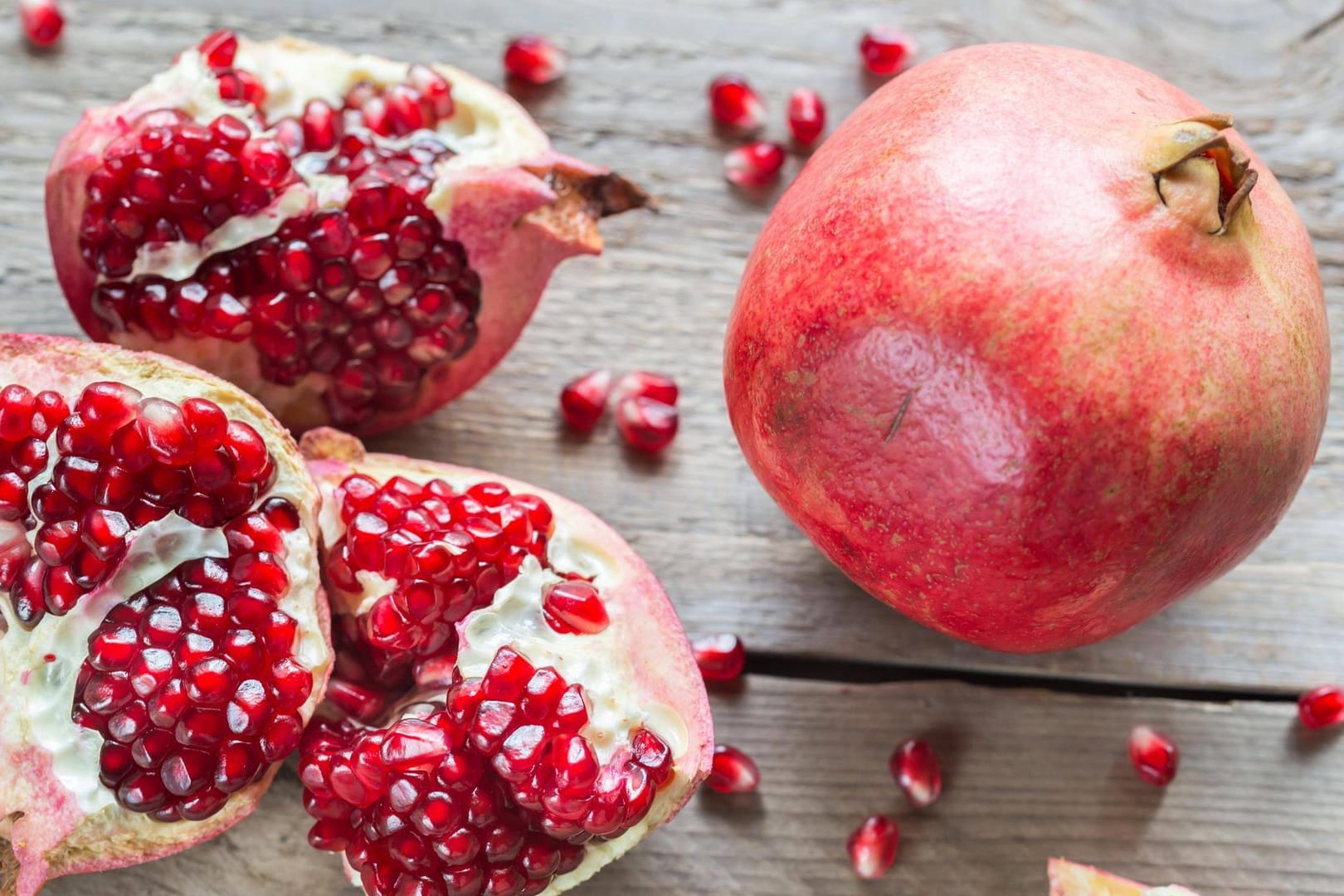 Granatapfel: Von der Frucht sind nur die kleinen, roten Kerne genießbar.