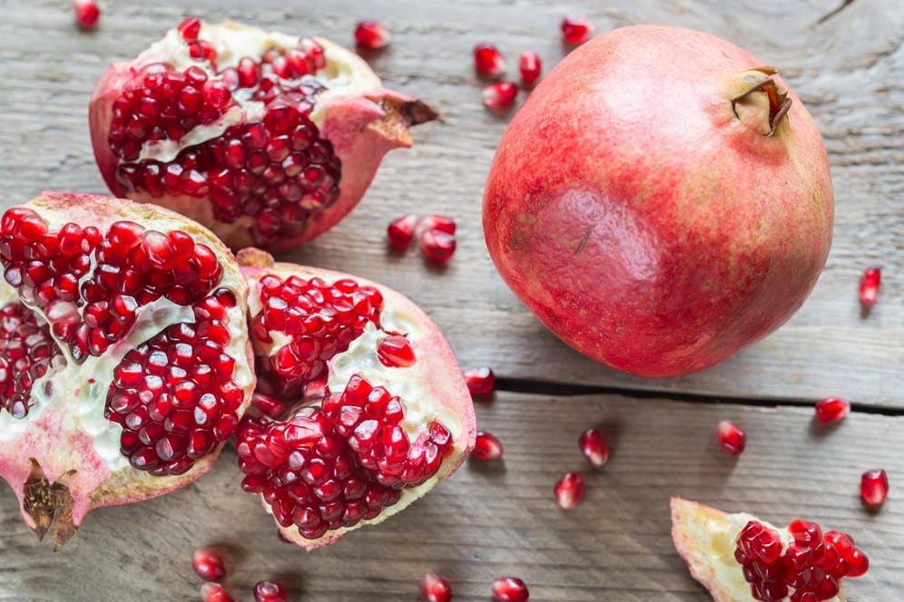 Granatapfel: Von der Frucht sind nur die kleinen, roten Kerne genießbar.