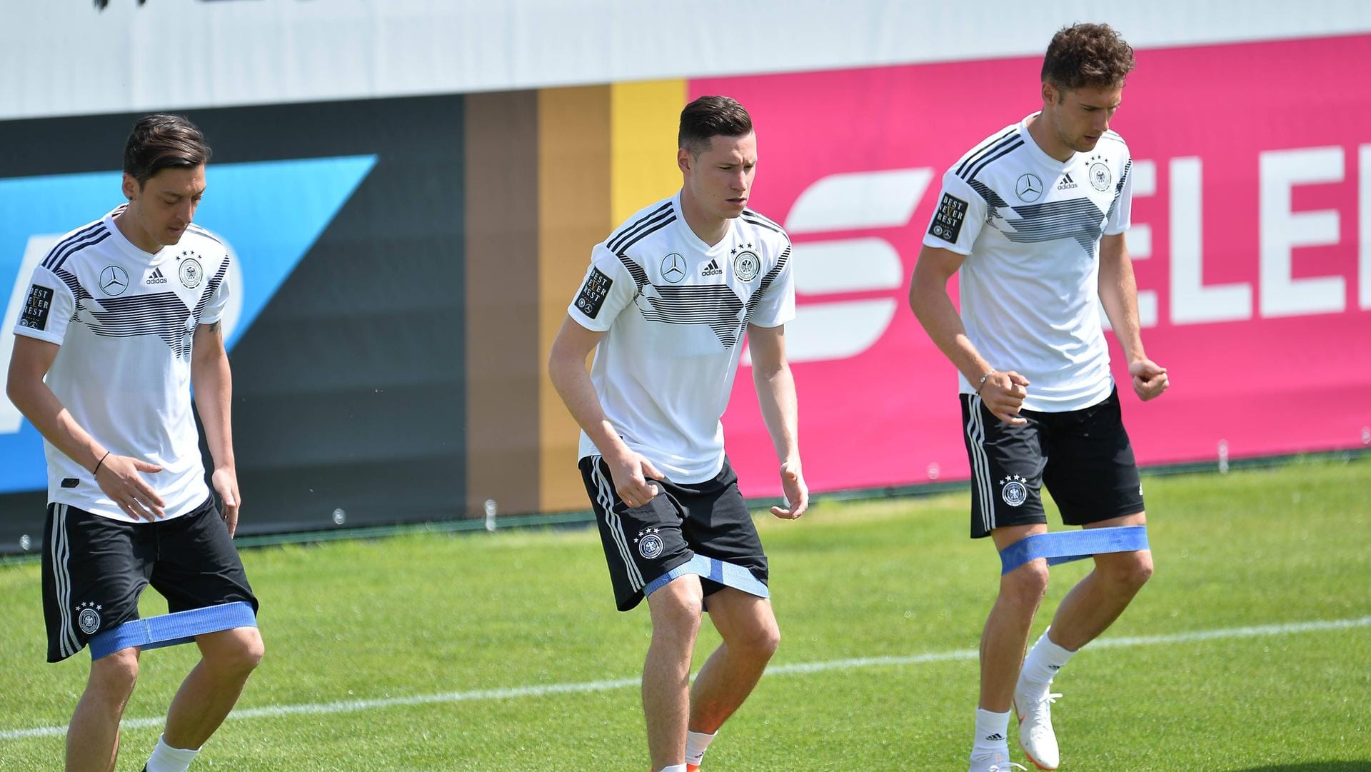 Den Umgang mit dem Fall Mesut Özil (l.) hätte sich Leon Goretzka (r.) im Nachhinein anders gewünscht.