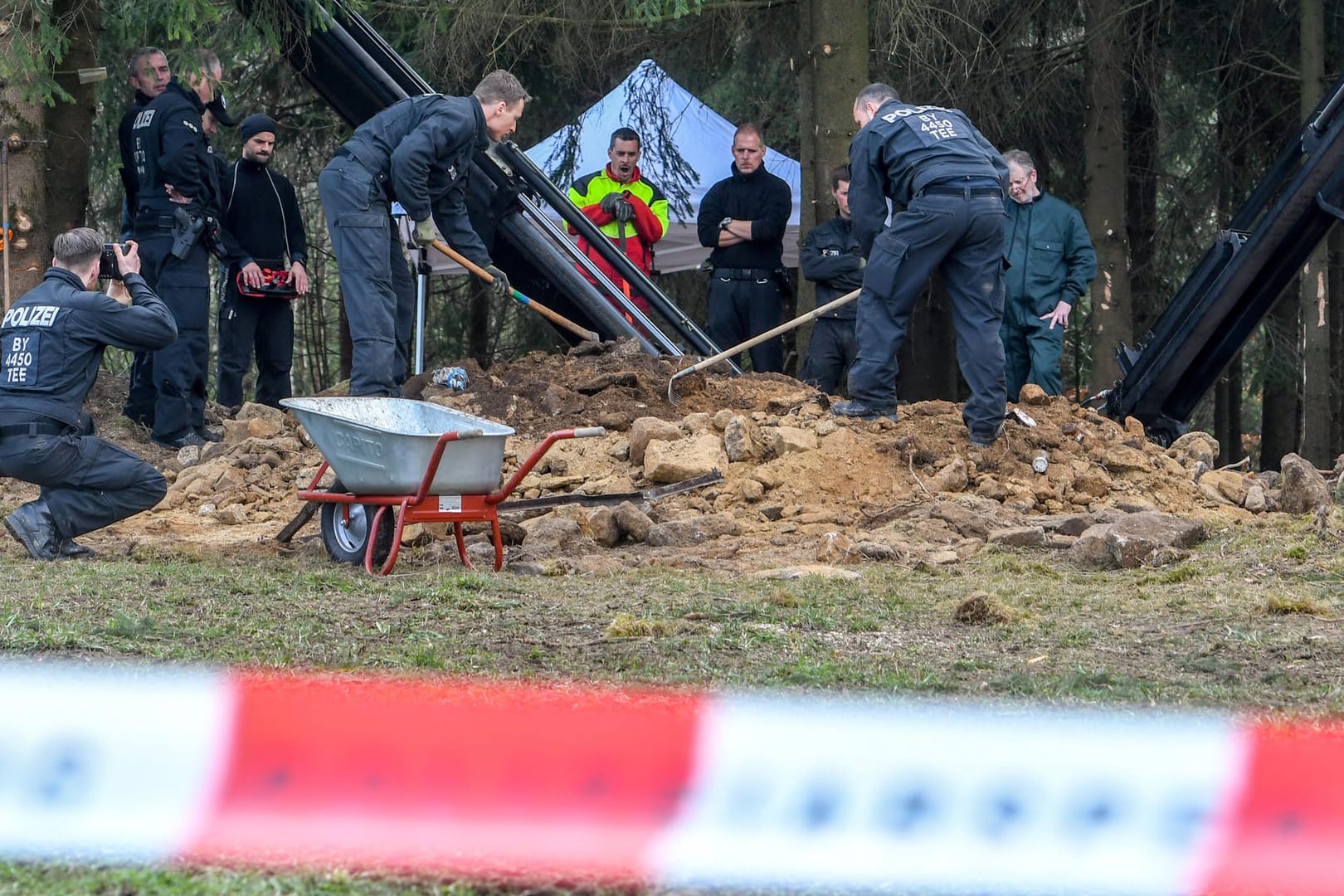 Einsatzkräfte der Polizei bei einer Grabung nahe Flossenbürg im Juni 2019: Die Ergebnisse der jüngsten Untersuchungen werden noch ausgewertet.