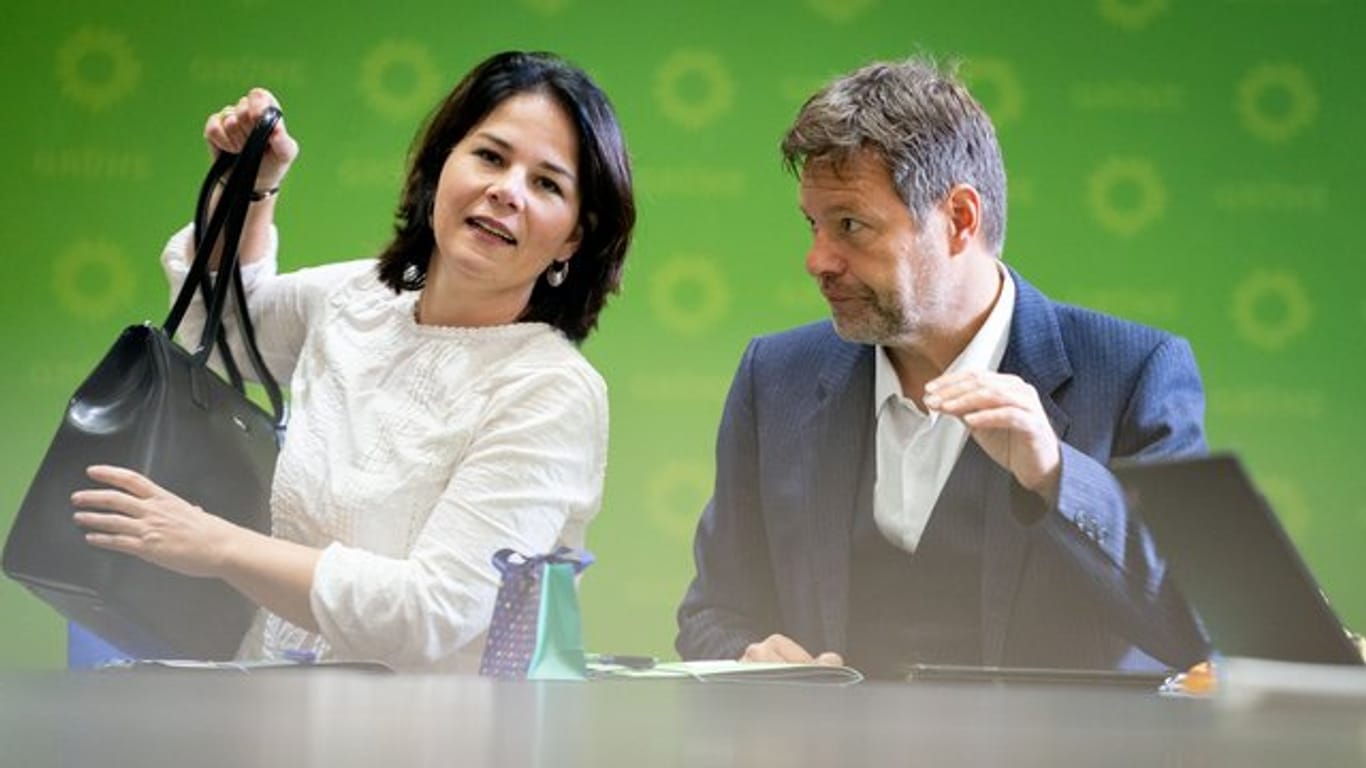 Die Grünen-Bundesvorsitzenden Annalena Baerbock und Robert Habeck vor Beratungen über das Ergebnis der Thüringer Landtagswahl.