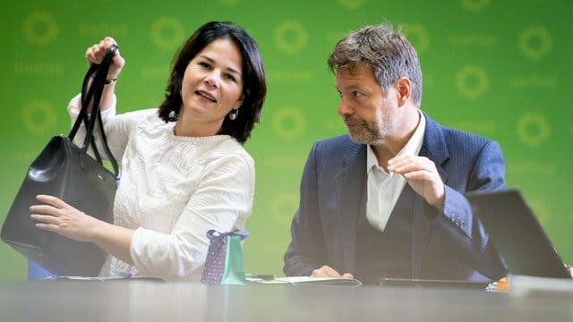 Die Grünen-Bundesvorsitzenden Annalena Baerbock und Robert Habeck vor Beratungen über das Ergebnis der Thüringer Landtagswahl. Die Grünen-Bundesvorsitzenden Annalena Baerbock und Robert Habeck vor Beratungen über das Ergebnis der Thüringer Landtagswahl.