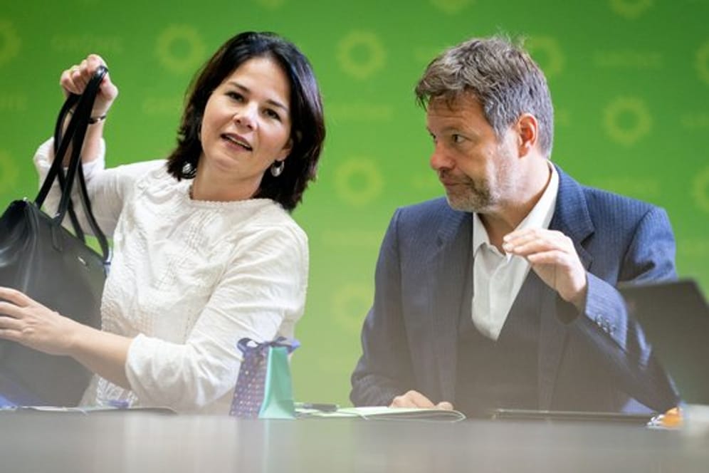 Die Grünen-Bundesvorsitzenden Annalena Baerbock und Robert Habeck vor Beratungen über das Ergebnis der Thüringer Landtagswahl.