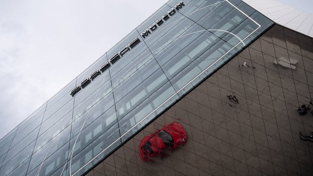 Der Sportwagenbauer Porsche verkauft seine Autos nun auch online und folgt mit diesem Schritt anderen Herstellern. Der Sportwagenbauer Porsche verkauft seine Autos nun auch online und folgt mit diesem Schritt anderen Herstellern.