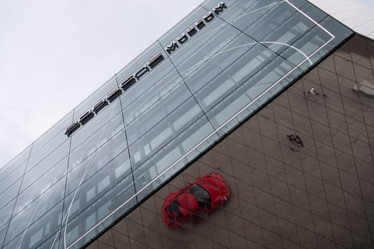 Der Sportwagenbauer Porsche verkauft seine Autos nun auch online und folgt mit diesem Schritt anderen Herstellern.