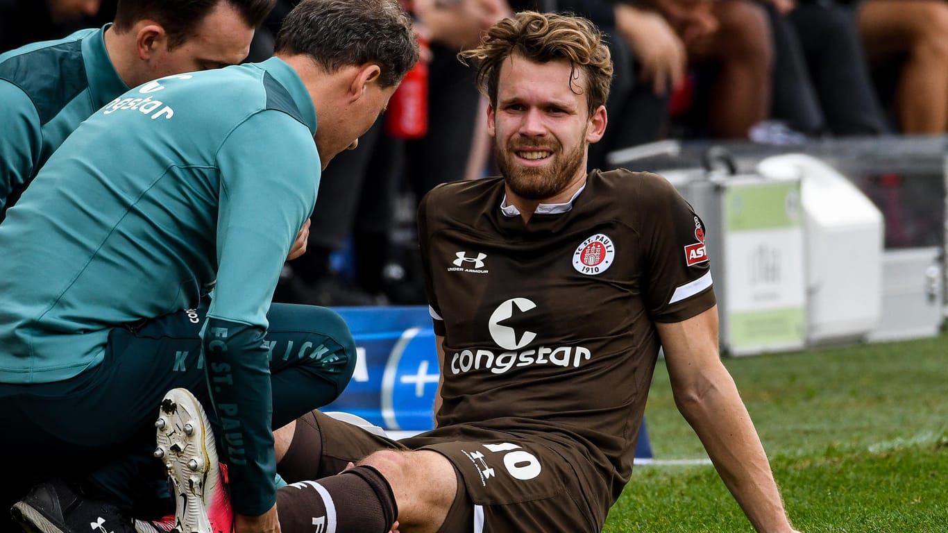 Christopher Buchtmann wird auf dem Feld behandelt: Der Profi vom FC St. Pauli hat sich verletzt.