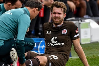 Christopher Buchtmann wird auf dem Feld behandelt: Der Profi vom FC St. Pauli hat sich verletzt.