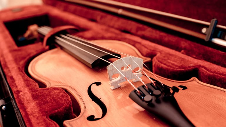 Eine Geige im Koffer (Symbolbild): Der Musiker hatte das Instrument bereits seit über 15 Jahren.