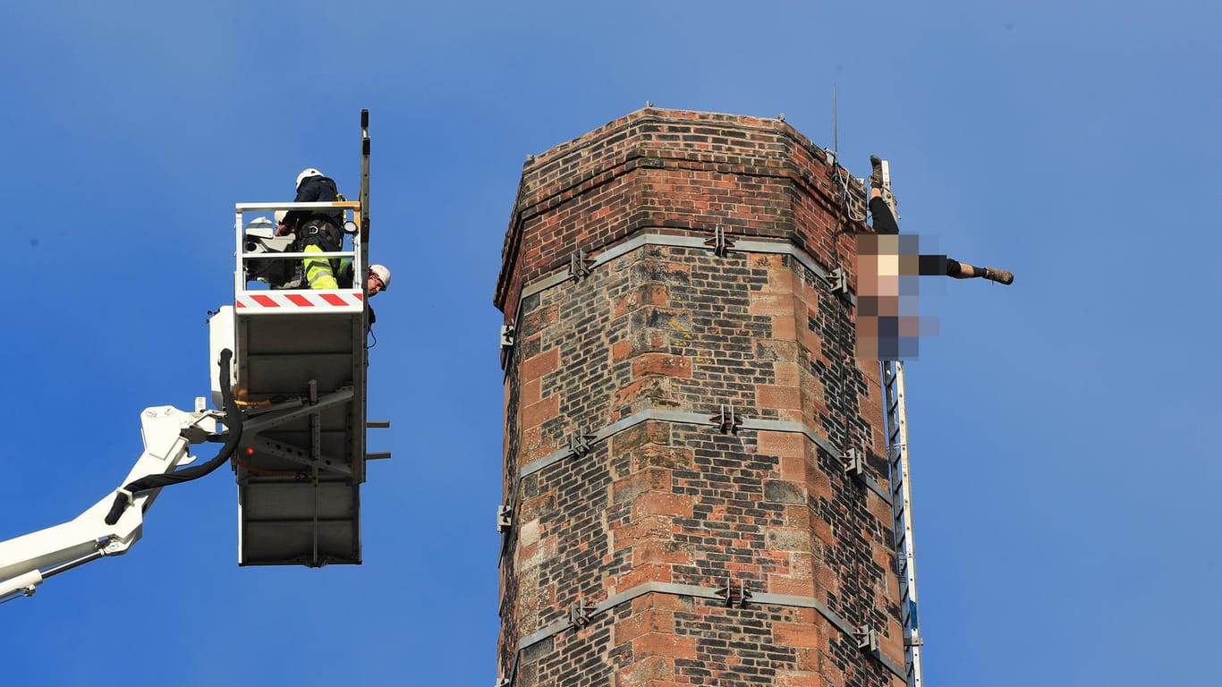 Mann hängt kopfüber an riesigem Schornstein: Die Feuerwehr in Carlisle konnte ihn erst nach vielen Stunden bergen. Der Mann starb.