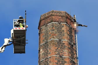 Mann hängt kopfüber an riesigem Schornstein: Die Feuerwehr in Carlisle konnte ihn erst nach vielen Stunden bergen. Der Mann starb.