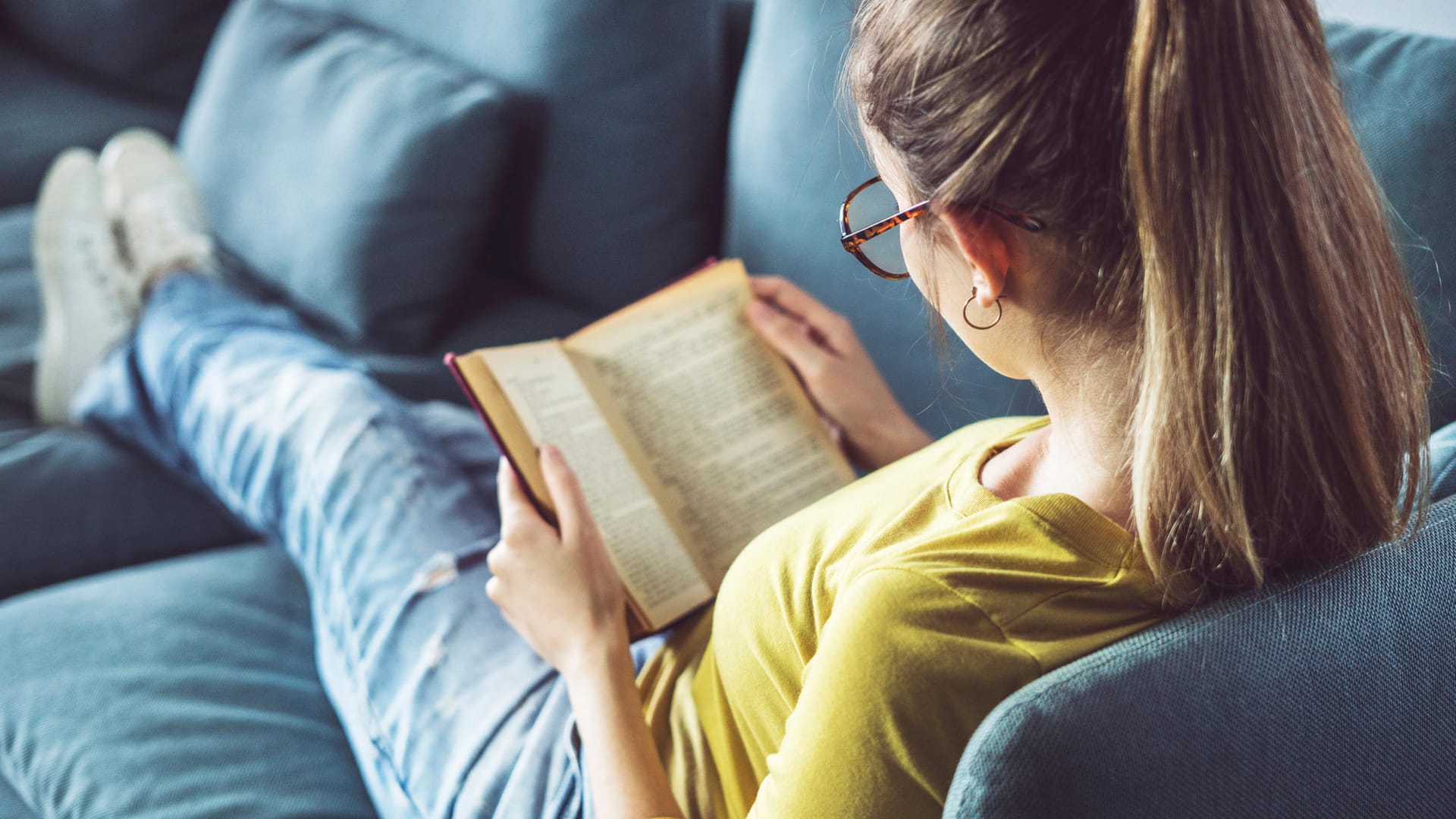 Eine junge Frau liest ein Buch