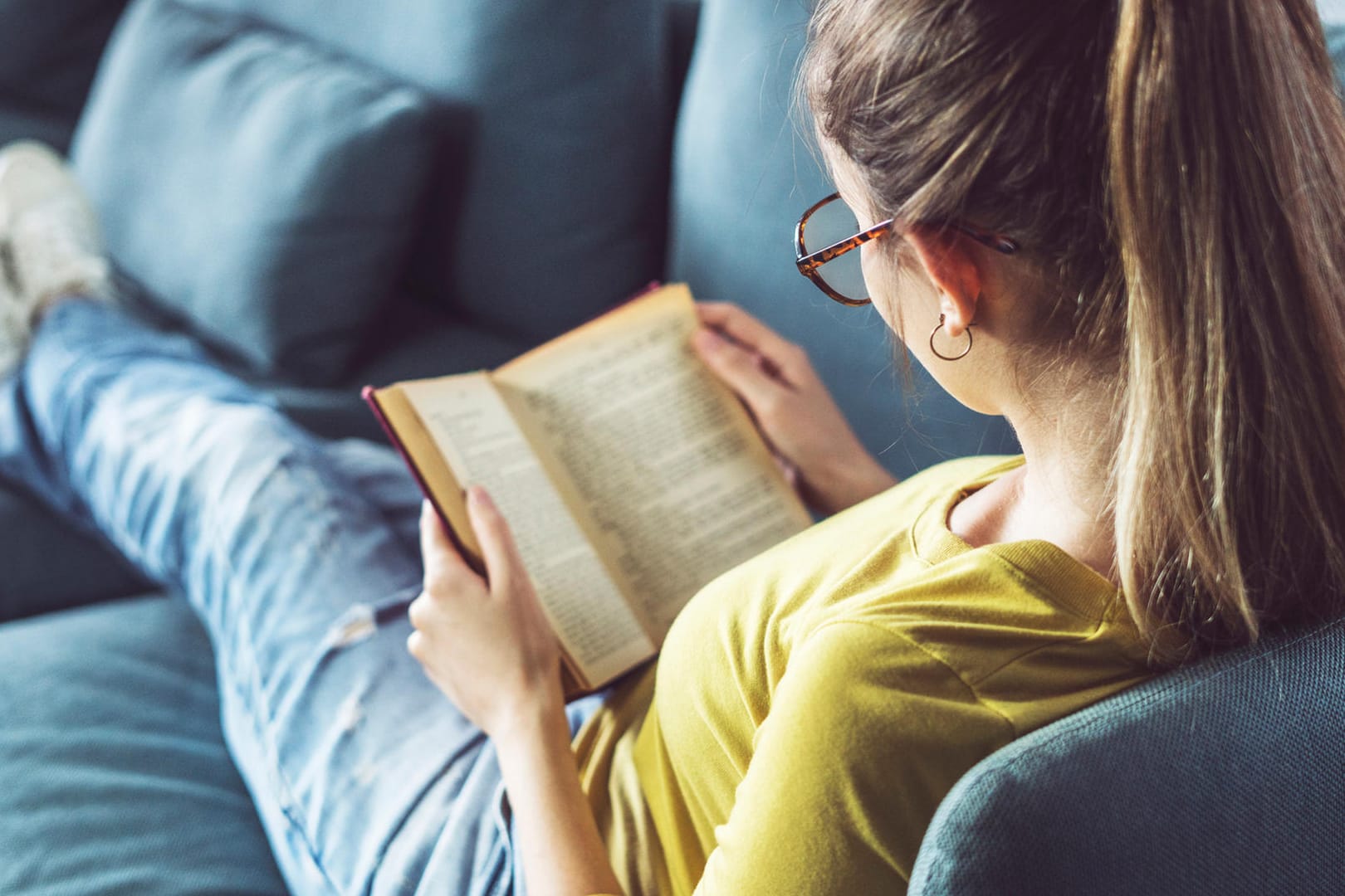 Eine junge Frau liest ein Buch