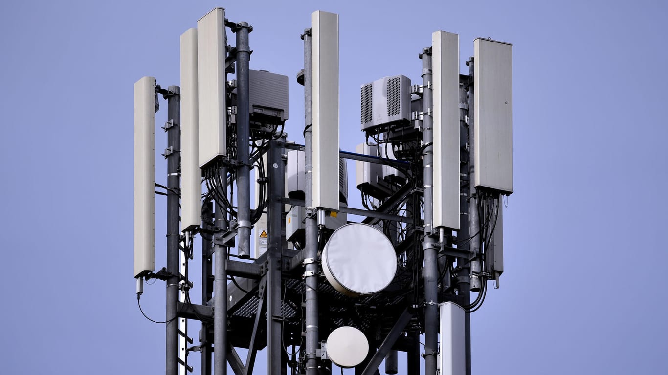Mobilfunkmast,Antenne,Antennen,5G,Mobilfunkantenne,Antennenmast, Mobilfunk.LTE, Eine Basisstation ist eine ortsfeste Ueb