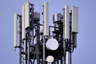 Mobilfunkmast,Antenne,Antennen,5G,Mobilfunkantenne,Antennenmast, Mobilfunk.LTE, Eine Basisstation ist eine ortsfeste Ueb