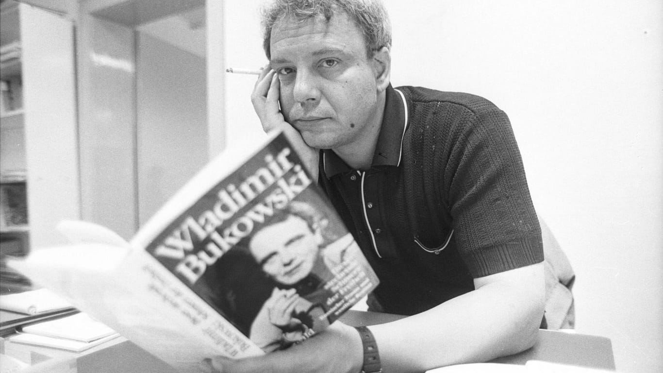 Wladimir Bukowski 1983 mit einem seiner Bücher: Der Menschenrechtsaktivist und Publizist machte das Verschwinden von sowjetischen Dissidenten in Psychiatrien bekannt.