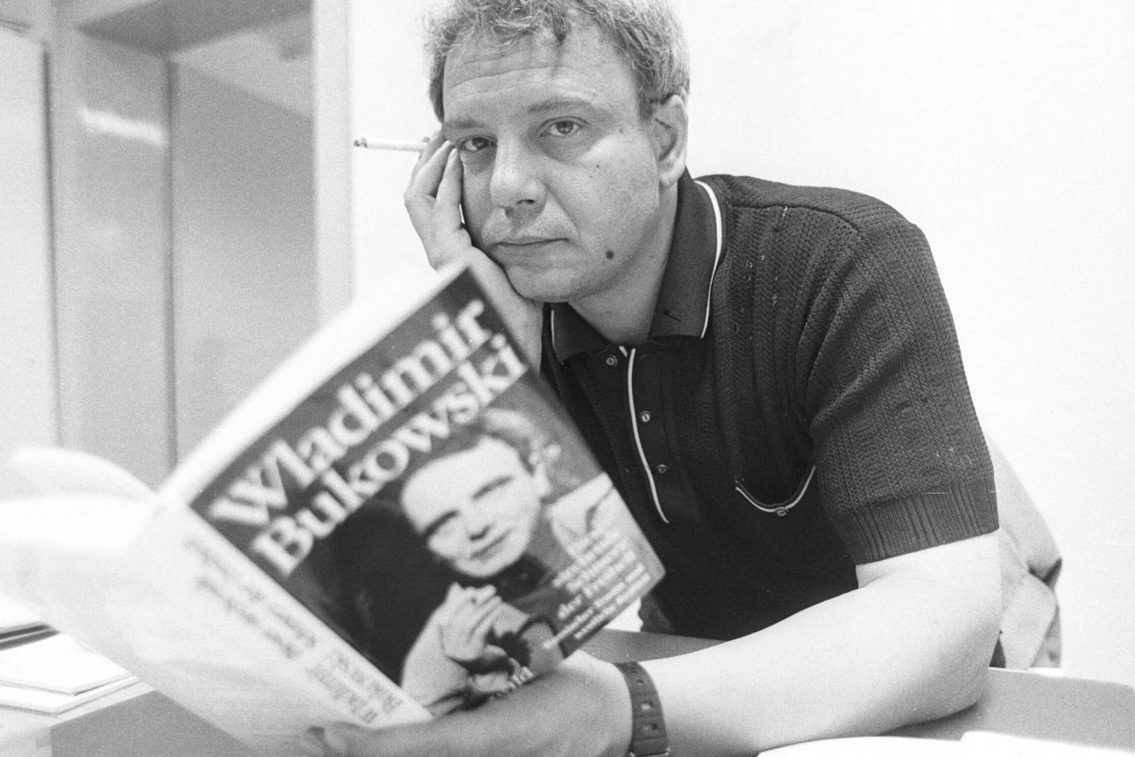 Wladimir Bukowski 1983 mit einem seiner Bücher: Der Menschenrechtsaktivist und Publizist machte das Verschwinden von sowjetischen Dissidenten in Psychiatrien bekannt.