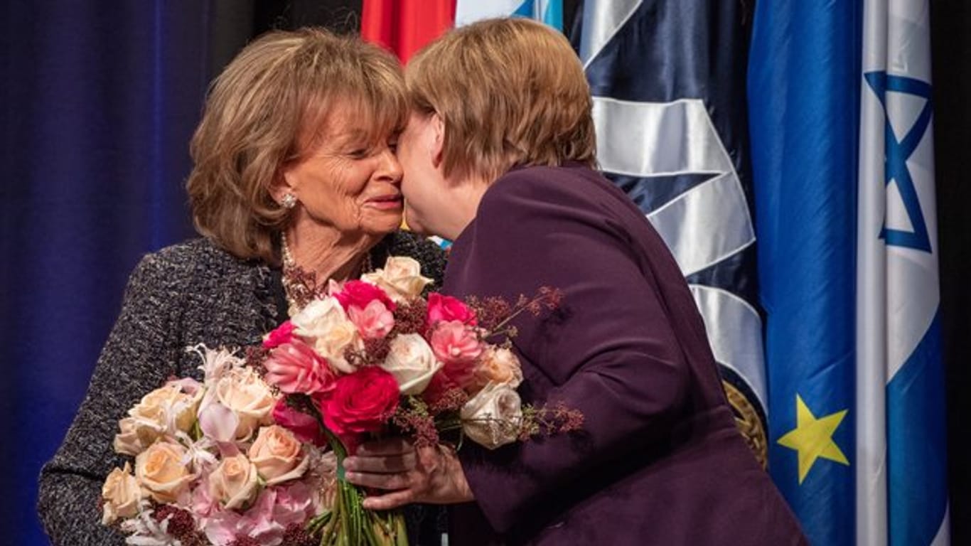 Bundeskanzlerin Angela Merkel (r, CDU) umarmt während der Verleihung des Theodor-Herzl-Preises, Charlotte Knobloch, Präsidentin der Israelitischen Kultusgemeinde München und Oberbayern.