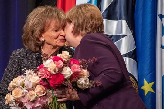 Bundeskanzlerin Angela Merkel (r, CDU) umarmt während der Verleihung des Theodor-Herzl-Preises, Charlotte Knobloch, Präsidentin der Israelitischen Kultusgemeinde München und Oberbayern.