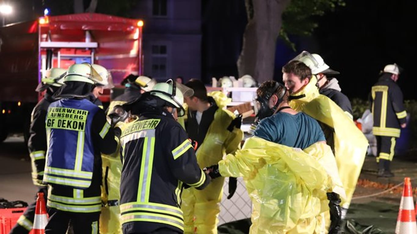 Feuerwehrleute vor dem Gebäude der nordrhein-westfälischen Staatsanwaltschaft: Drohbriefe haben für mehrere Einsätze gesorgt.