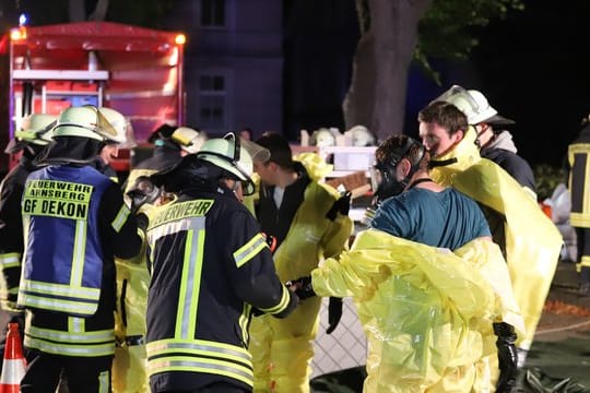 Feuerwehrleute vor dem Gebäude der nordrhein-westfälischen Staatsanwaltschaft: Drohbriefe haben für mehrere Einsätze gesorgt.