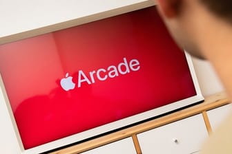 Rund 100 Spiele ohne Werbung und zusätzliche Käufe gibt es bei Apple Arcade zum Preis von 4,99 Euro im Monat.