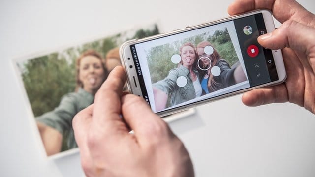 Beim Scannen des Bildes führt die App den Nutzer vorbildlich.