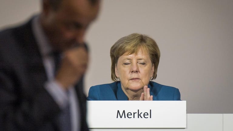 Angela Merkel und Friedrich Merz: Der ehemalige Fraktionsvorsitzende der CDU hat die Politik der Kanzlerin scharf attackiert