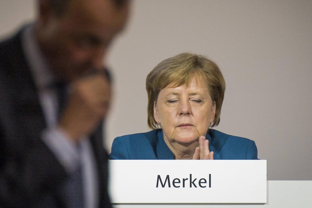 Angela Merkel und Friedrich Merz: Der ehemalige Fraktionsvorsitzende der CDU hat die Politik der Kanzlerin scharf attackiert