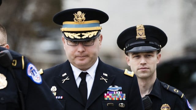 Alexander Vindman, führender Experte im Nationalen Sicherheitsrat für die Ukraine, kommmt zu seiner Anhörung ins US-Repräsentantenhaus. Alexander Vindman, führender Experte im Nationalen Sicherheitsrat für die Ukraine, kommmt zu seiner Anhörung ins US-Repräsentantenhaus.