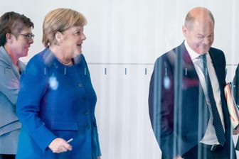 Koalitionspolitiker Kramp-Karrenbauer, Merkel, Scholz.
