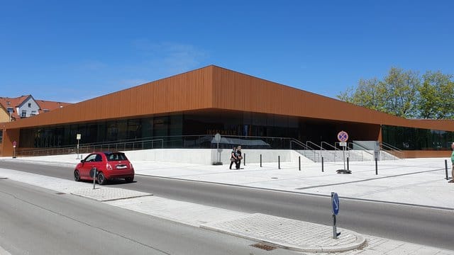 Auch die sanierte Inselhalle in Lindau gehört zu den Projekten, bei denen laut Steuerzahlerbund viel Geld verschwendet wurde. Auch die sanierte Inselhalle in Lindau gehört zu den Projekten, bei denen laut Steuerzahlerbund viel Geld verschwendet wurde.