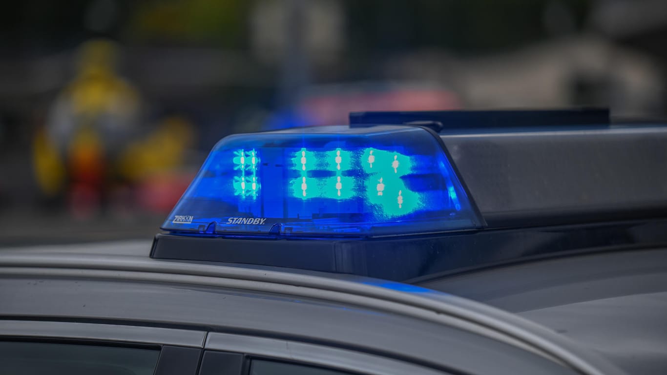 Blaulicht auf einem Polizeiwagen: Die Beamten konnten den Mann in seinem Haus festnehmen, ohne dass es zu Verletzungen kam. (Symbolbild)