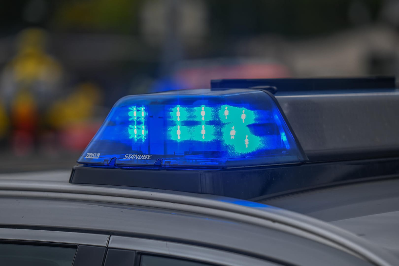 Blaulicht auf einem Polizeiwagen: Die Beamten konnten den Mann in seinem Haus festnehmen, ohne dass es zu Verletzungen kam. (Symbolbild)