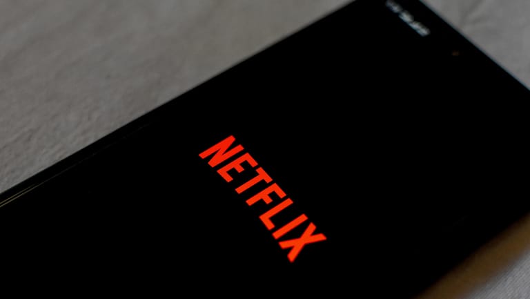 Netflix auf einem Smartphone: Der Streamingdienst testet derzeit eine neue Funktion.