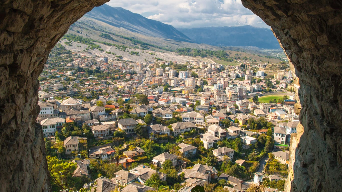 Blick aus der Festung: Die Altstadt von Gjirokaster in Albanien lässt sich von dem 336 Meter hoch gelegenen Schloss überblicken.