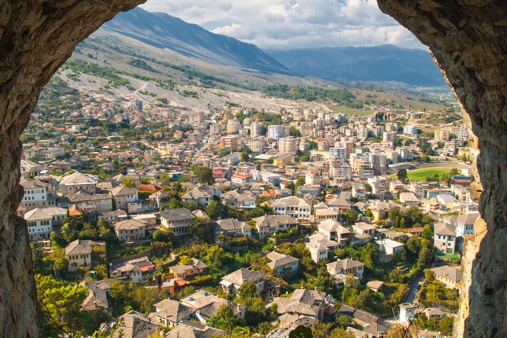 Blick aus der Festung: Die Altstadt von Gjirokaster in Albanien lässt sich von dem 336 Meter hoch gelegenen Schloss überblicken.