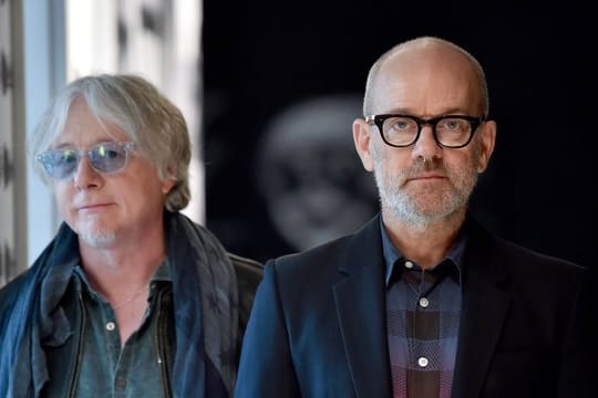 Michael Stipe (r) - neben ihm sein R.