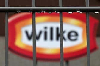 Zaun vor dem Logo des Wurstherstellers Wilke: Foodwatch wirft den hessischen Behörden zu spätes Eingreifen vor.